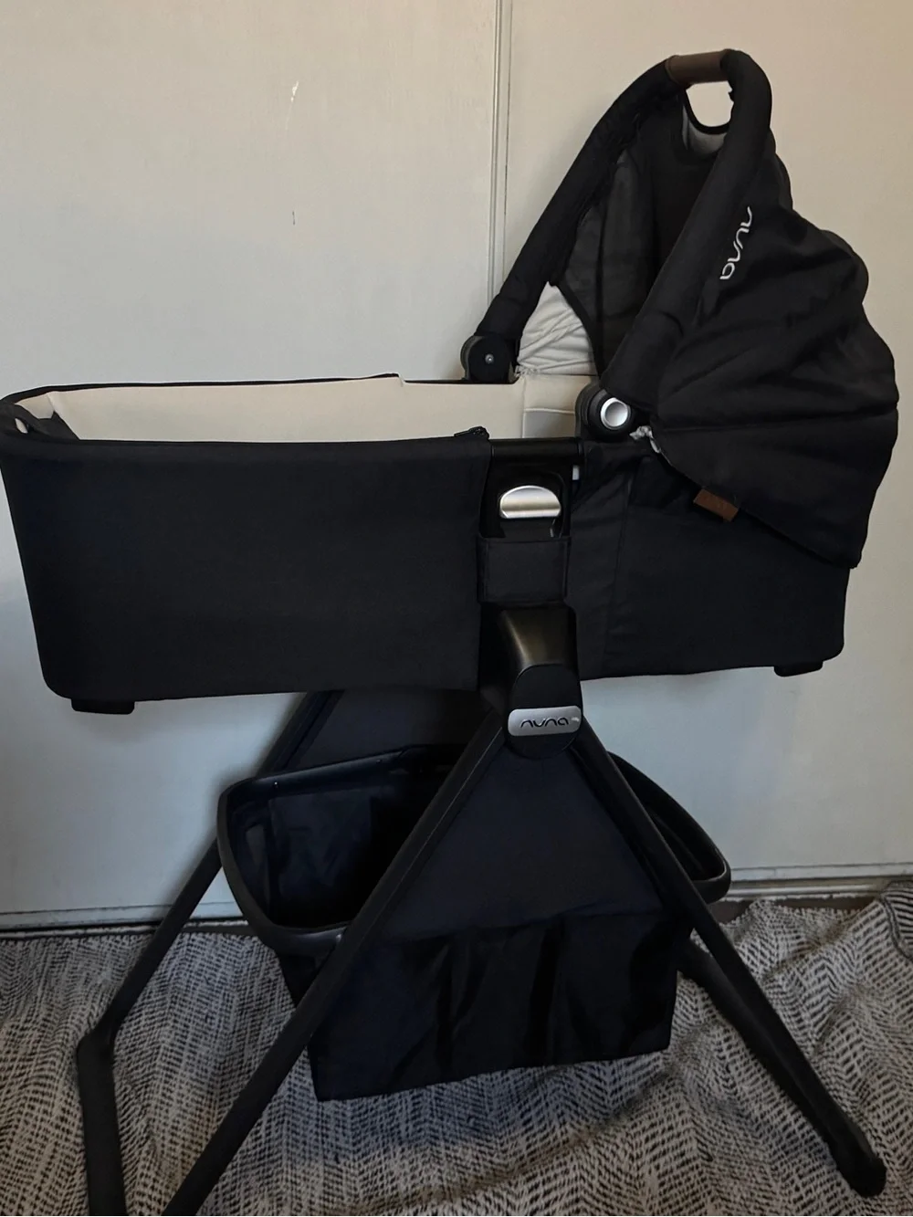 Nuna SWIV & TRIV Series Bassinet + Stand in black